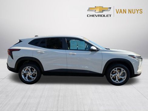 Used 2024 Chevrolet Trax LS w/ LS Convenience Package FWD image 4