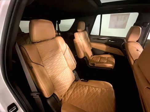 Used 2022 Cadillac Escalade Premium Luxury AWD/4WD image 23
