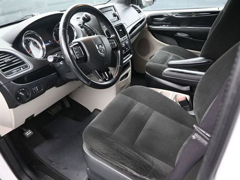 Used 2016 Dodge Grand Caravan SE image 9