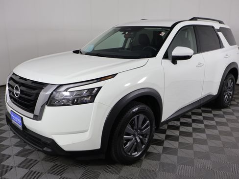 Used 2025 Nissan Pathfinder SV image 10