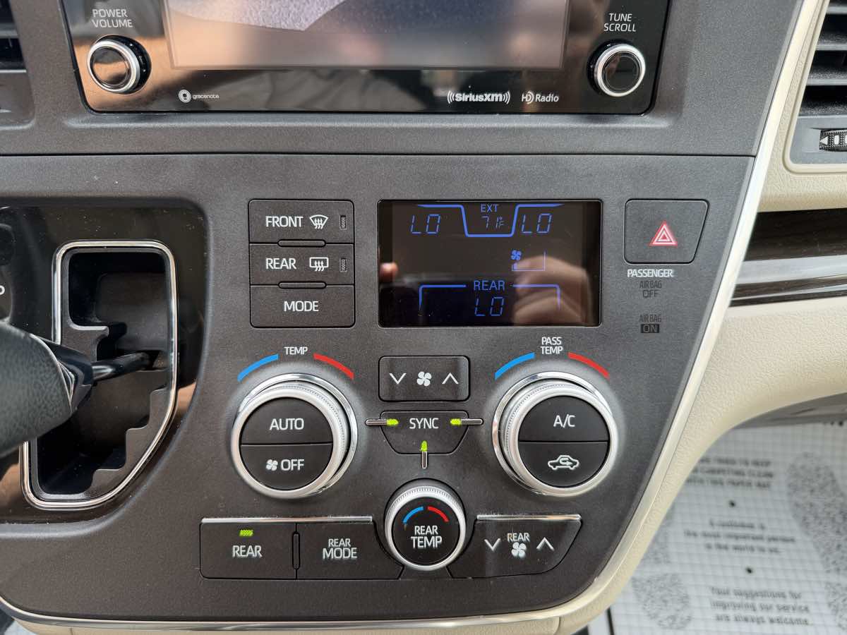 Used 2018 Toyota Sienna XLE Premium FWD image 20
