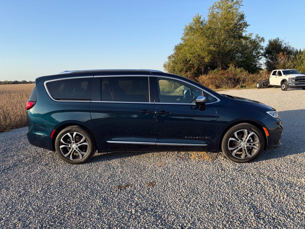 Used 2025 Chrysler Pacifica Pinnacle FWD image 24