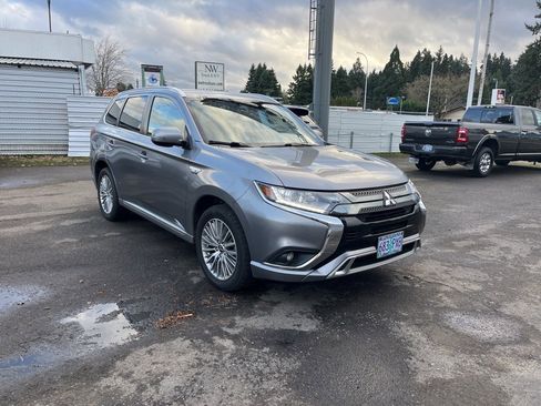 Used 2022 Mitsubishi Outlander LE image 2