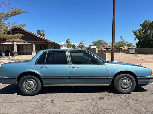 Used 1990 Oldsmobile 88 Royale Brougham image 4
