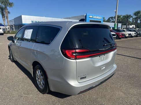 Used 2024 Chrysler Pacifica Touring-L FWD image 14
