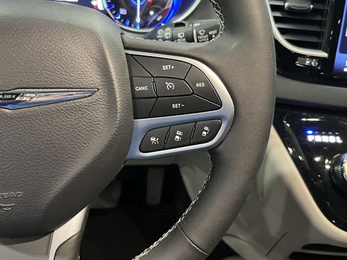 Used 2024 Chrysler Pacifica Touring-L image 21