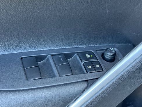 Used 2023 Toyota Corolla Cross XLE w/ Convenience Package FWD image 14