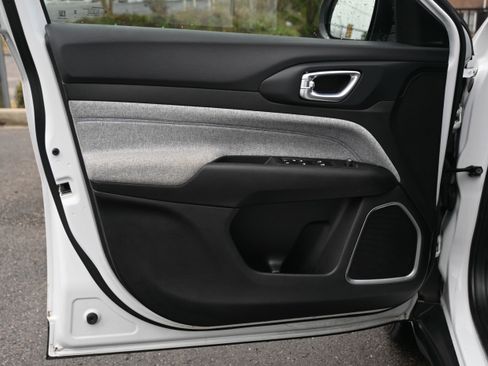 Used 2023 Jeep Compass Latitude image 27