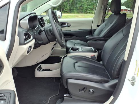 Used 2024 Chrysler Pacifica Touring-L FWD image 8