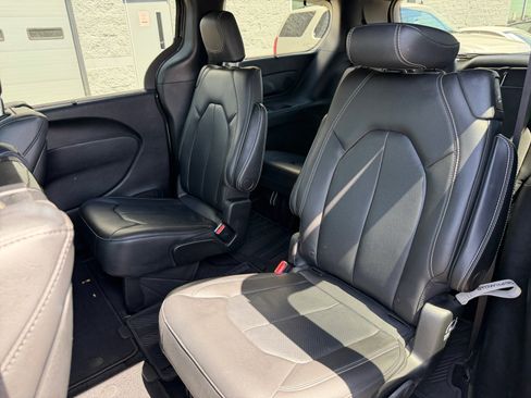Used 2020 Chrysler Pacifica Touring-L w/ Advanced Safetytec Group AWD/4WD image 16