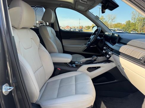 Used 2024 Kia Telluride EX w/ EX Captain's Chair Package image 17