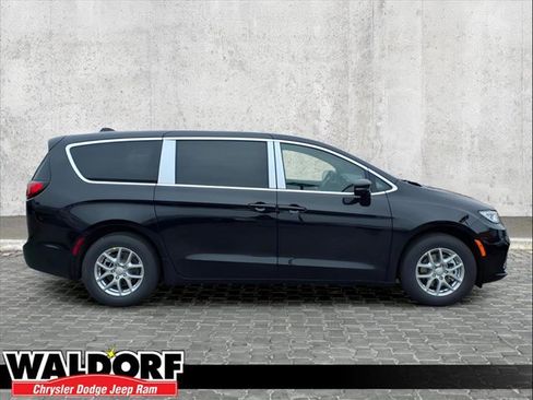 New 2026 Chrysler Pacifica Select image 2