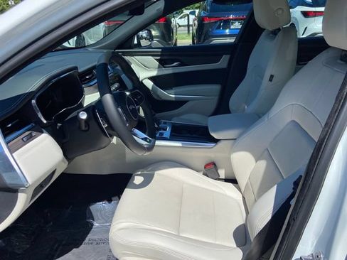 Used 2023 Jaguar XF R-Dynamic SE AWD/4WD image 21