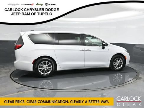 Used 2026 Chrysler Pacifica Limited FWD image 4