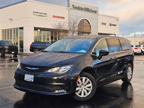 Used 2021 Chrysler Voyager L image 2