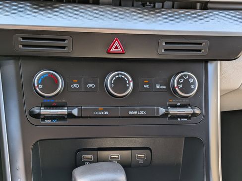 Used 2024 Kia Carnival LX image 24