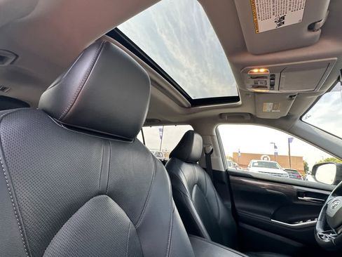 Used 2020 Toyota Highlander Limited image 17