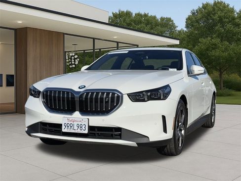 Used 2025 BMW i5 xDrive40 w/ Premium Package image 2