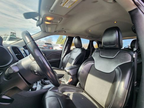 Used 2019 Jeep Cherokee Latitude Plus w/ Cold Weather Group image 17