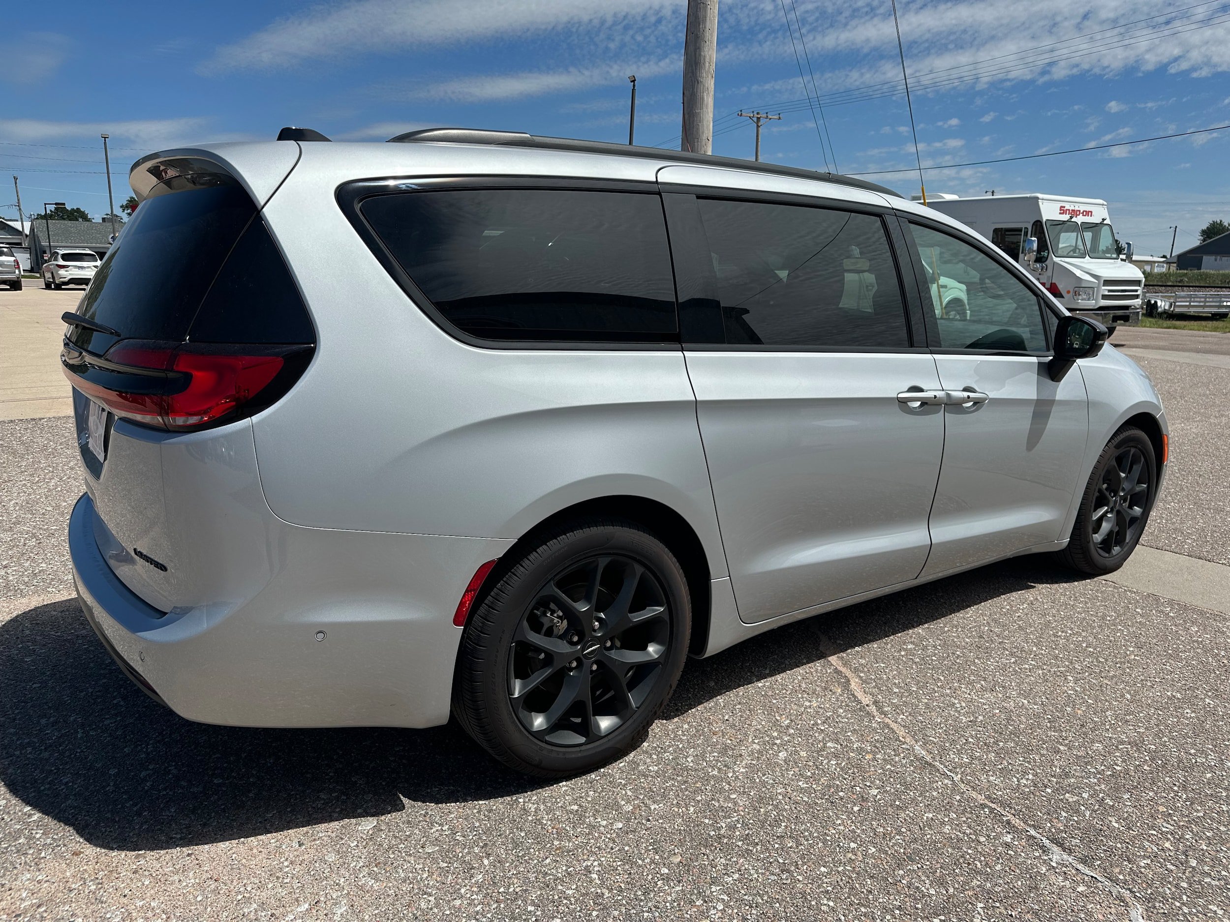 Used 2024 Chrysler Pacifica Limited w/ S Appearance Package FWD image 6