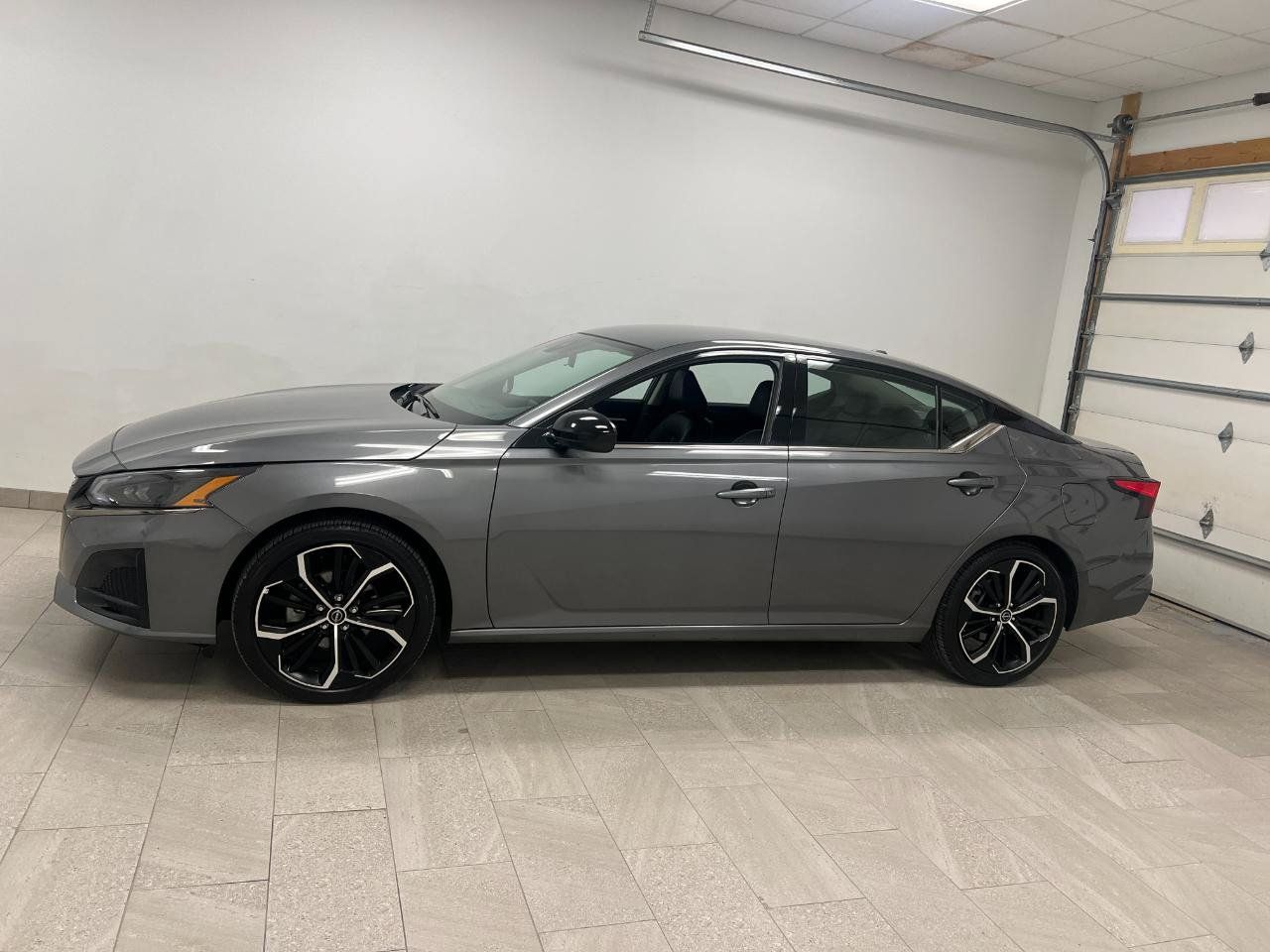 Used 2025 Nissan Altima 2.5 SR FWD image 5