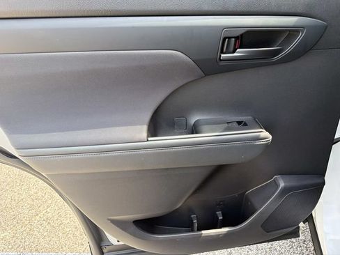 Used 2022 Toyota Highlander L FWD image 21