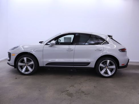 Certified 2025 Porsche Macan AWD/4WD image 2