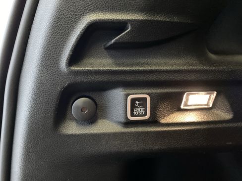 Used 2023 Jeep Grand Cherokee L Laredo image 33