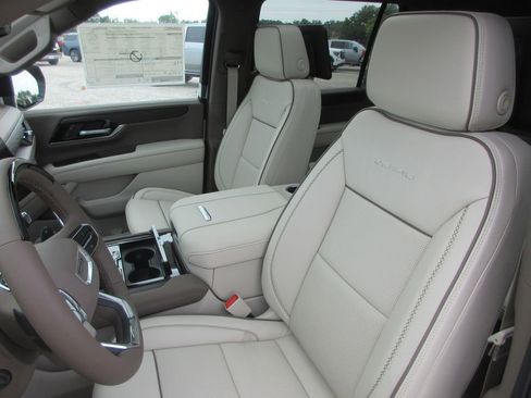 New 2026 GMC Yukon XL Denali w/ Denali Reserve Package AWD/4WD image 11