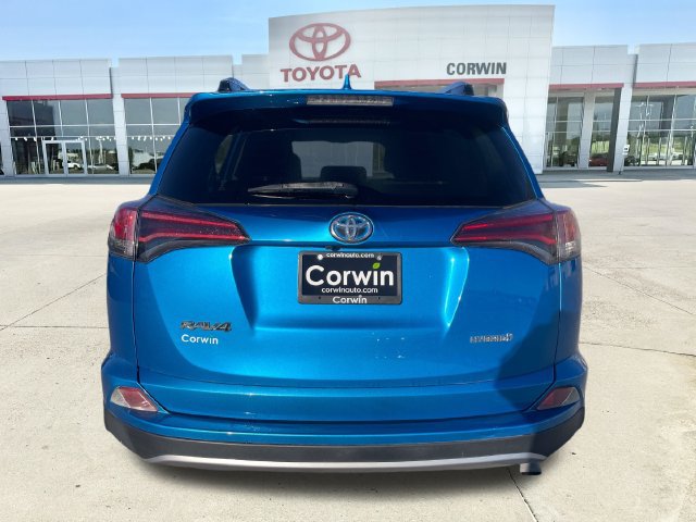 Used 2018 Toyota RAV4 LE AWD/4WD image 4