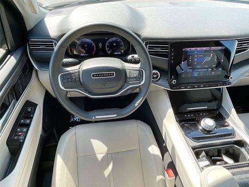 Used 2024 Jeep Wagoneer L Series II RWD image 23