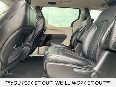 Used 2023 Chrysler Pacifica Touring-L FWD image 22