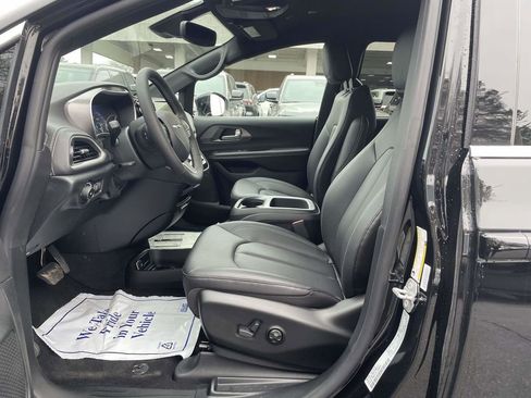 New 2026 Chrysler Pacifica Select image 23