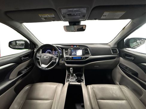 Used 2018 Toyota Highlander XLE image 28