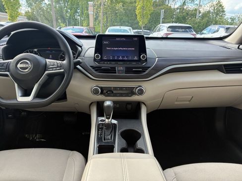 Used 2025 Nissan Altima 2.5 SV FWD image 17