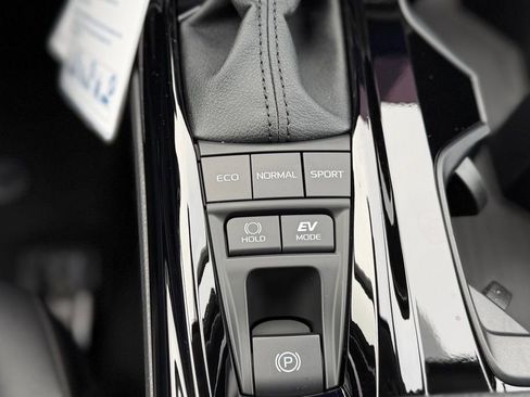 Used 2025 Toyota Camry XLE image 18