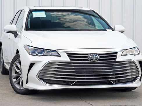 Used 2019 Toyota Avalon XLE w/ Moonroof Package image 2