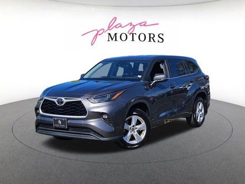 Used 2024 Toyota Highlander LE AWD/4WD image 1