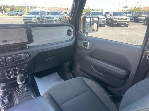 Used 2026 Jeep Wrangler Unlimited Sahara AWD/4WD image 11