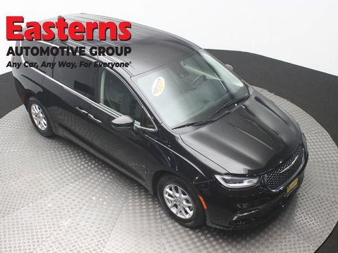 Used 2023 Chrysler Pacifica Touring-L FWD image 3