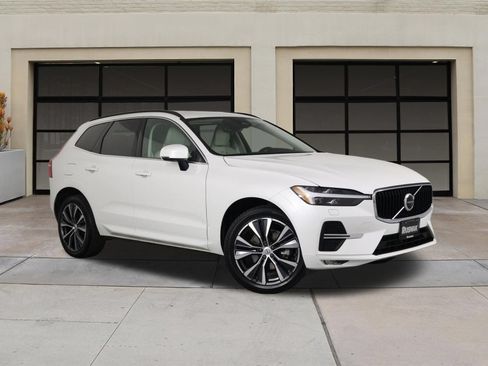Certified 2022 Volvo XC60 B5 Momentum w/ Climate Package FWD image 3
