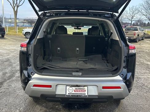 Certified 2025 Nissan Pathfinder SL image 16