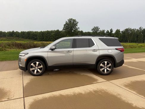 Used 2023 Chevrolet Traverse LT w/ LT Premium Package AWD/4WD image 3