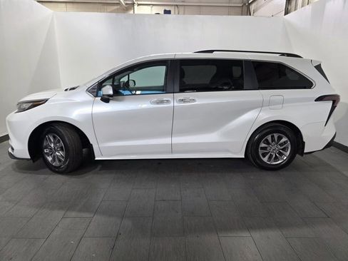 Used 2023 Toyota Sienna XLE w/ XLE Plus Package image 2