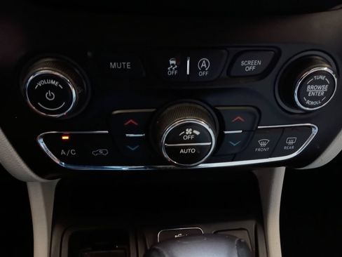 Used 2019 Jeep Cherokee Limited FWD image 7