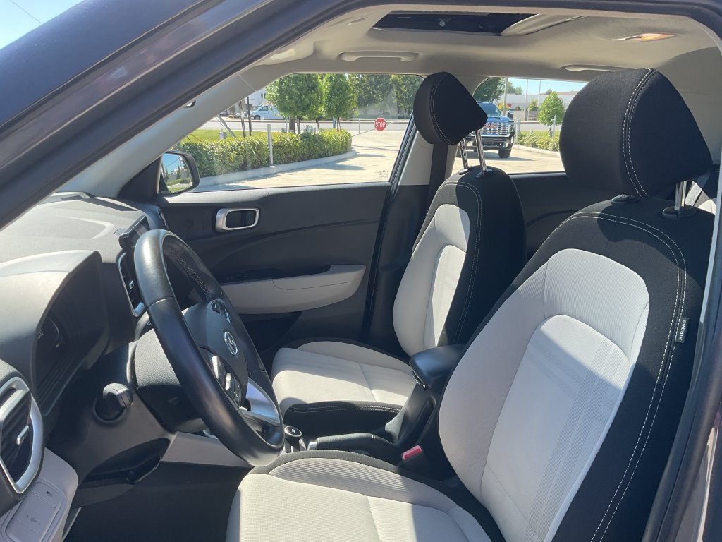 Used 2025 Hyundai Venue SEL FWD image 11