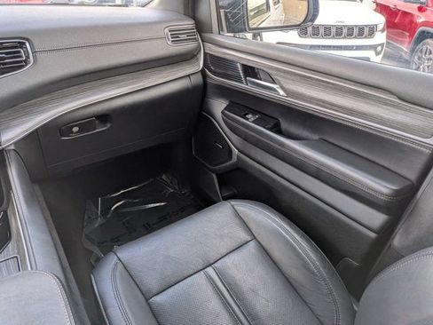 Certified 2024 Jeep Wagoneer Series II w/ Flexible Seating Group RWD image 17