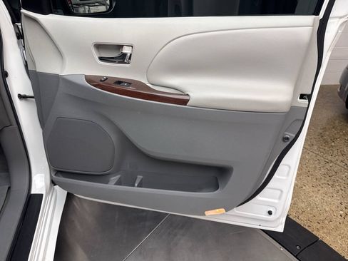 Used 2011 Toyota Sienna XLE AWD/4WD image 34