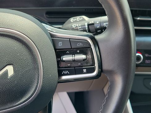 Used 2025 Kia Carnival FWD image 22