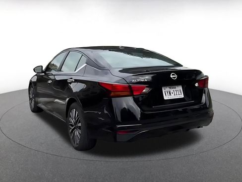 Used 2025 Nissan Altima 2.5 SV FWD image 8